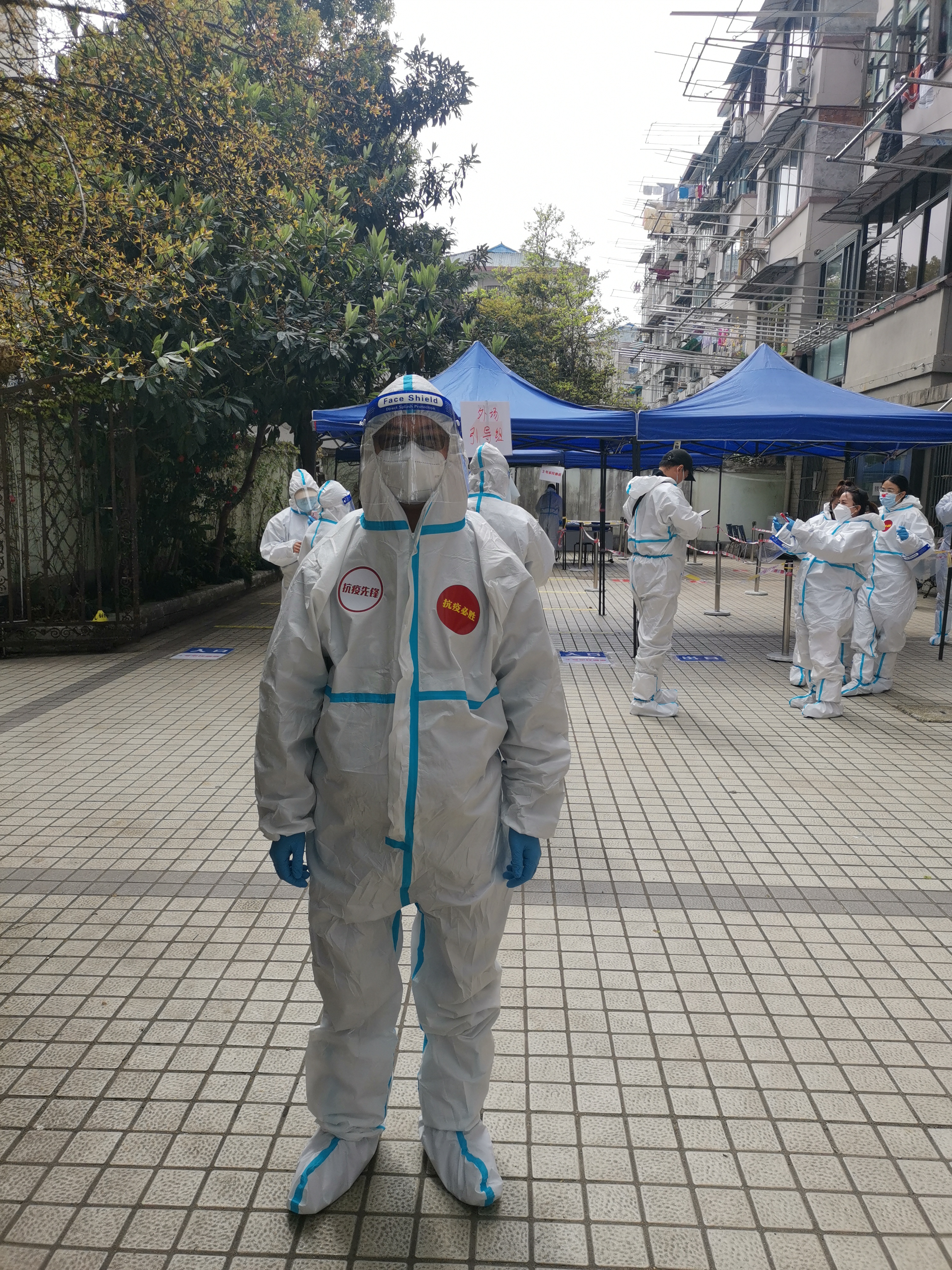 陳小華引導居民排隊做核酸，維持秩序